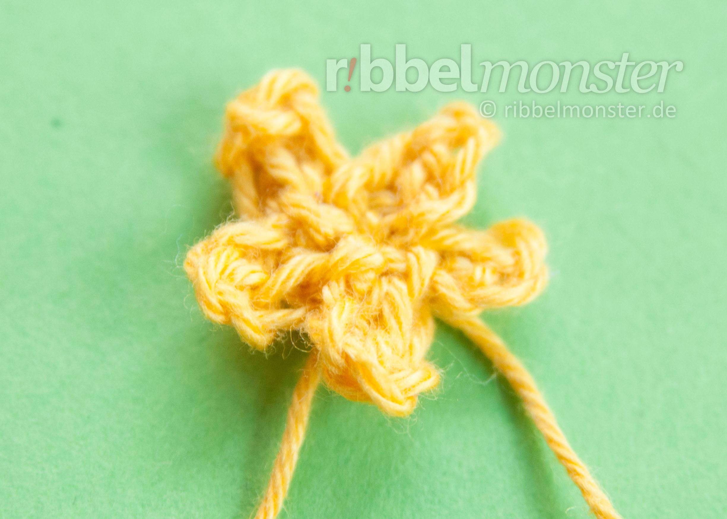 Crochet Flowers – Mini Blossom with 5 Round Petals