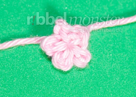 Crochet Flowers – Crochet Tiniest Blossom
